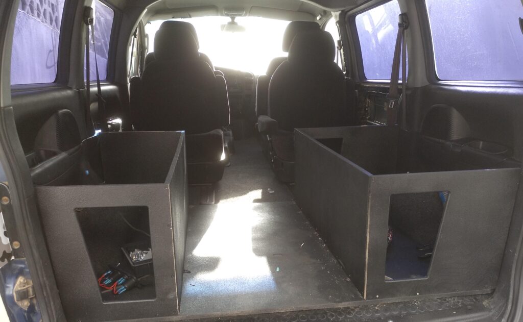 mueble interior de la autocaravana h1 4x4 pintado negro