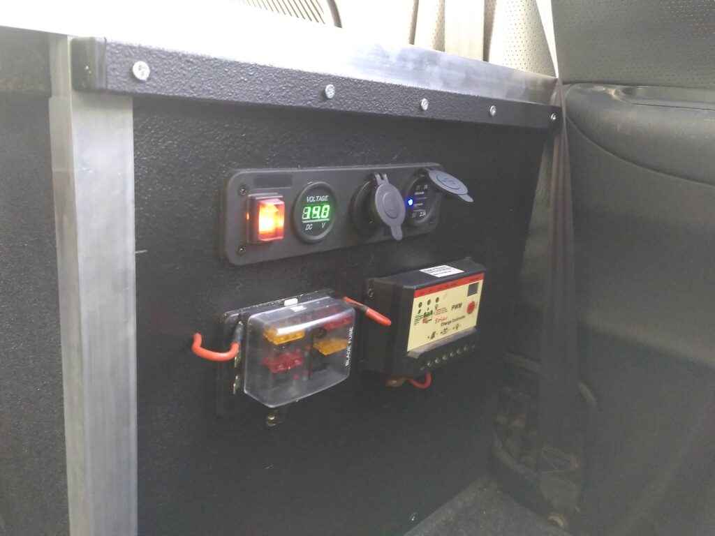 panel de control, voltmetro caja fusible y regulador solar