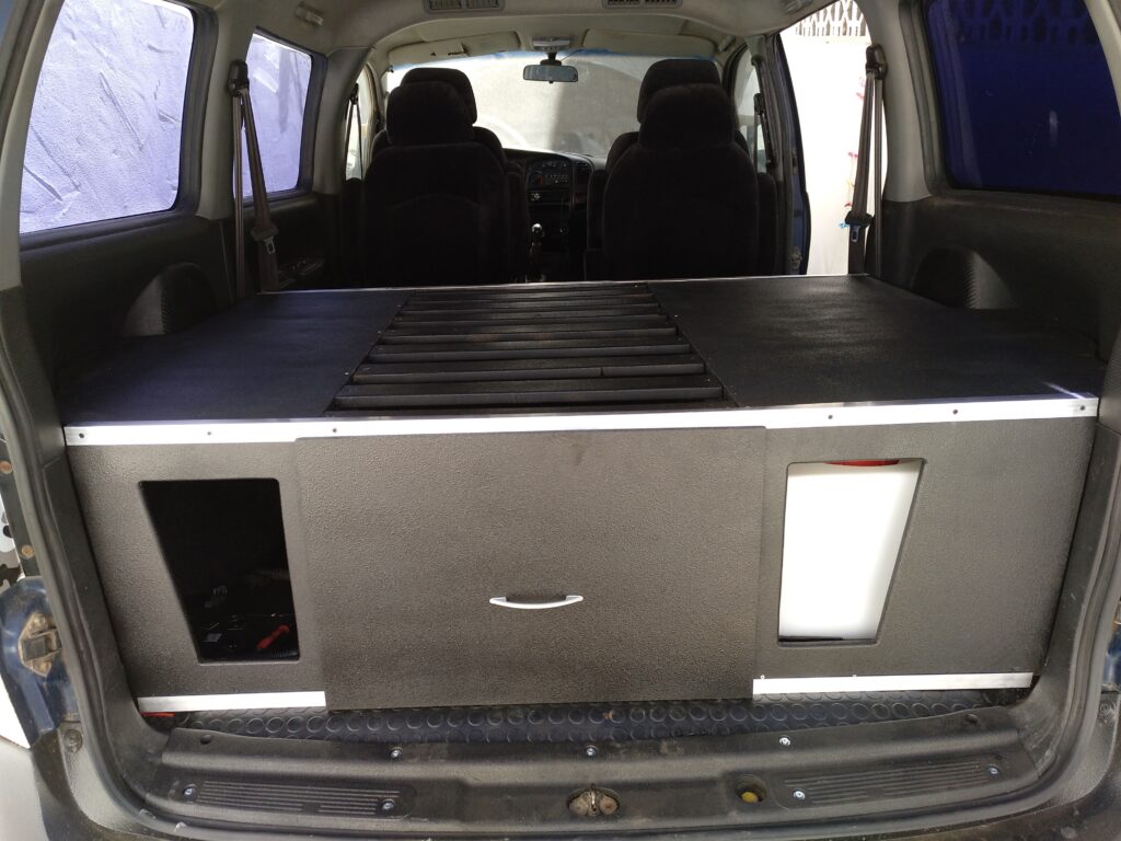 vista trasera interior autocaravana h1 4x4