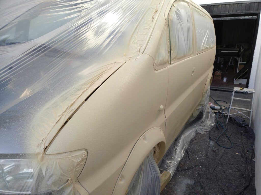 Lato sinistro dello Hyundai H1 4x4 verniciato con vernice upol raptor bed liner, colore nato desert tan ral 1001